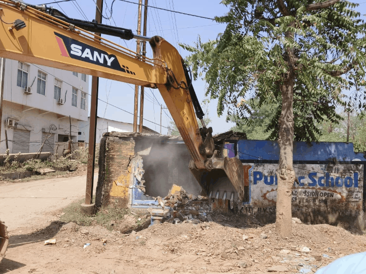आधे किमी में गुमठियां-बाउंड्री का अतिक्रमण हटाया:सतना में 3 JCB-पोकलेन से कार्रवाई; वाहनों के निकलने में होगी आसानी