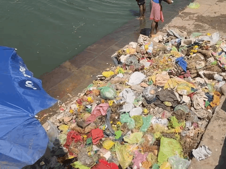 बेतवा नदी में पानी घटने से बाहर आईं विसर्जित प्रतिमाएं:घाटों पर फैली गंदगी, SDM बोले- मशीनों से होगी सफाई और गहरीकरण