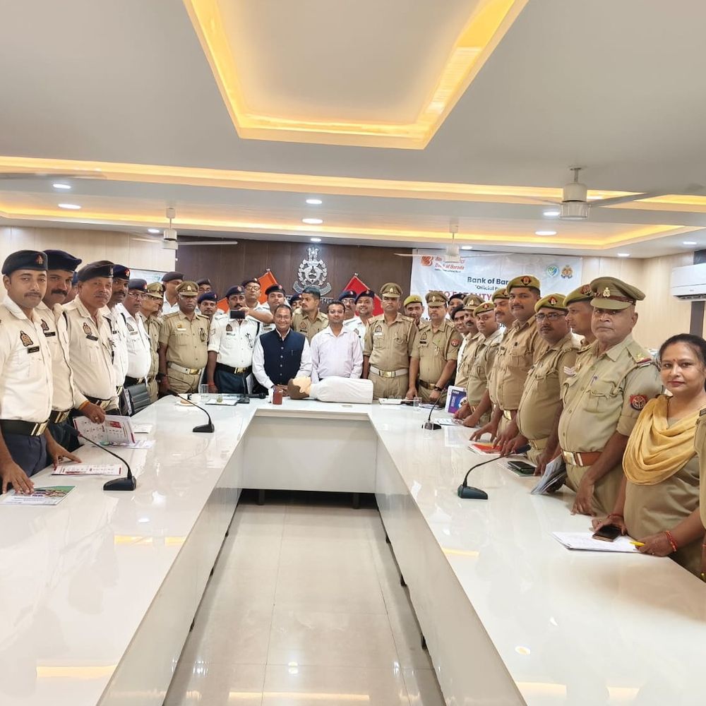 संतकबीरनगर में पुलिसकर्मियों को मिला फर्स्ट-एड का प्रशिक्षण:सड़क हादसों में जान बचाने के लिए CPR और AED का इस्तेमाल सिखाया गया