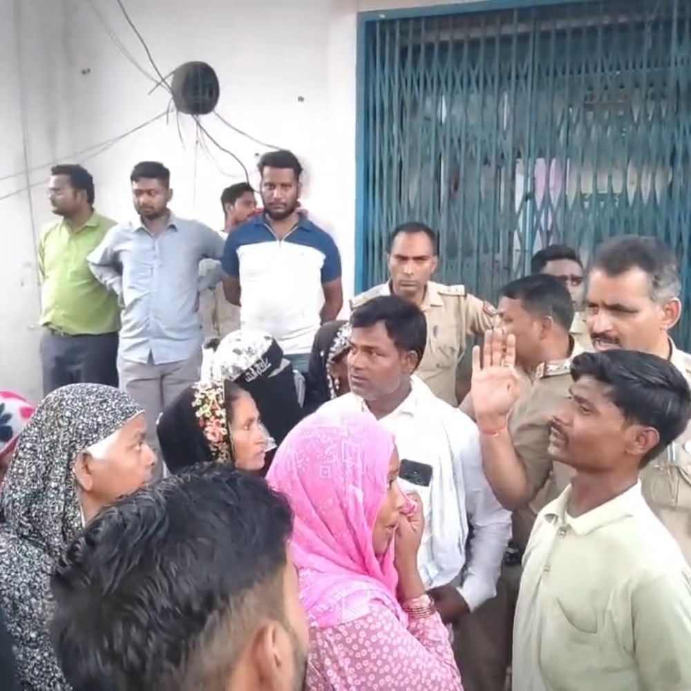 डिलीवरी के बाद महिला की मौत, अस्पताल में लगाया ताला:परिजनों ने हंगामा किया, ऑपरेशन से बेटा हुआ था; पुलिस जांच में जुटी