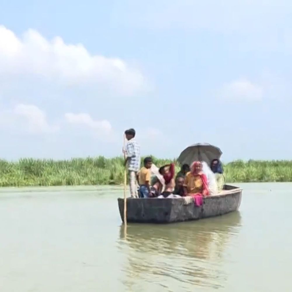 घाघरा का जलस्तर घटा, तटीय इलाकों में कटान तेज:गांवों से खत्म हो रहा बाढ़ का पानी, कीचड़ और कटान से बढ़ी परेशानी; 15 हजार लोग प्रभावित