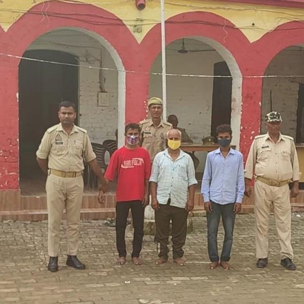 नाबालिग को बहला-फुसलाकर भगाने वाले तीन आरोपी गिरफ्तार:पिता-पुत्र समेत तीन पकड़े गए, 4 मोबाइल फोन और 450 रुपये नकद बरामद
