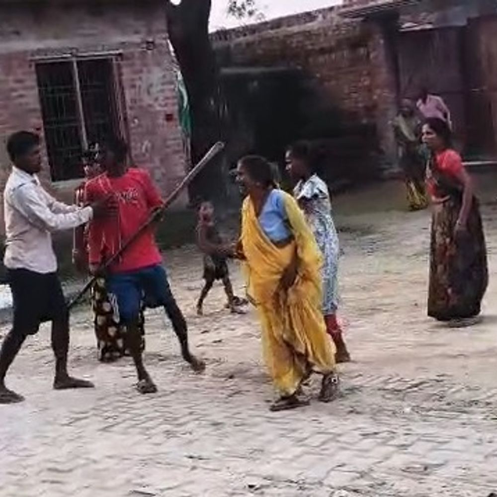 मंदिर के सामने कूड़ा डालने पर बुजुर्ग दंपति से मारपीट:सीतापुर में रोकने पर दबंगों ने लाठी-डंडों से हमला किया, वीडियो के आधार पर जांच शुरू