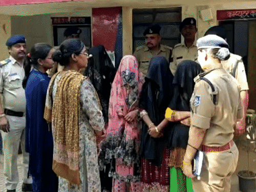 4 विदेशी लड़कियों की तस्करी, ट्रेन में पकड़ाया मास्टरमाइंड:जम्मू में शादी की तैयारी थी, नदी-पहाड़ पार कर भारत में घुसे; अलीगढ़ को बनाया ठिकाना