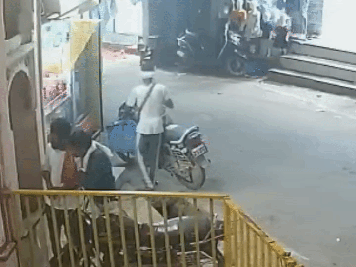 दतिया में खुले नाले में बाइक सवार गिरा:पैर में गंभीर चोट; दो दिन पहले युवती की स्कूटी भी गिरी थी