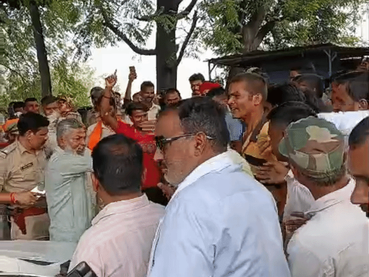 लखनऊ में सपाइयों ने बीजेपी विधायक का काफिला रोका:राहत-सामग्री बांटने जा रहे थे, नाव की मांग को लेकर किया हंगामा
