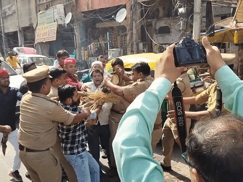 ज्ञानेश कुमार के खिलाफ सपा युवजन सभा का प्रदर्शन:कानपुर में पुतला फूंकने की कोशिश, पुलिस ने छीना, कार्यकर्ताओ ने की नारेबाजी
