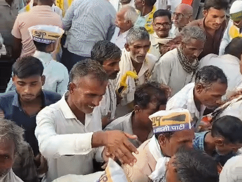 आप की रैली में लंच पैकेट की लूट मची, VIDEO:बरेली में सांसद संजय सिंह बोले-मोदी वंदे मातरम् गा दें तो इस्तीफा दे दूंगा