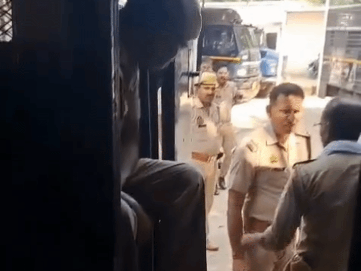 एसआई और सिपाही के बीच गाली-गलौज का VIDEO:प्रतापगढ़ पुलिस लाइन में विवाद; सीओ बोले- वीडियो जांच के बाद होगी कार्रवाई