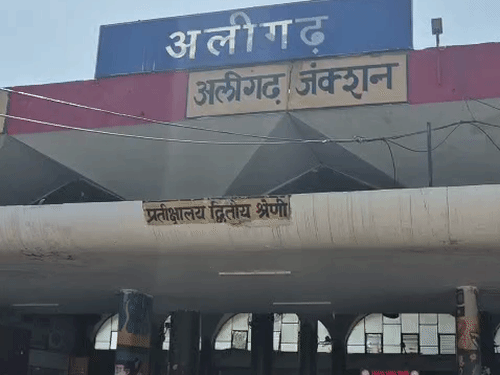 450 करोड़ से बदलेगा अलीगढ़ रेलवे स्टेशन का चेहरा:एयरपोर्ट जैसी सुविधाएं; सामने की सड़क भी हो सकती है बंद, शॉपिंग कॉम्प्लेक्स, होटल, पार्किंग और आधुनिक यात्री सुविधाएं मिलेंगी