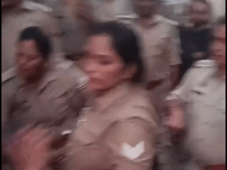 रास्ते के विवाद की जांच करने पहुंची पुलिस से धक्का-मुक्की:महिला सिपाही से हाथापाई की कोशिश, आरोपियों पर एफआईआर दर्ज