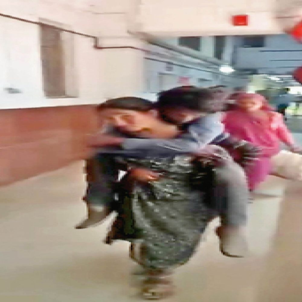 असंवेदनशीलता... भाई लाचार, बहन मजबूर:स्ट्रेचर नहीं मिला तो भाई को पीठ पर लेकर वार्ड में पहुंची बहन