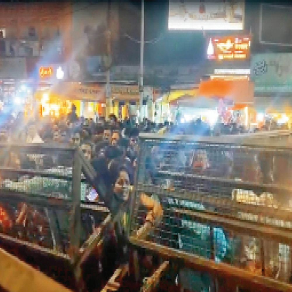 महाकालेश्वर मंदिर में उमड़ा आस्था का सैलाब:तीन दिन की छुट्टी के बाद ऐसी भीड़, बैरिकेड्स गिरने से अफरा-तफरी