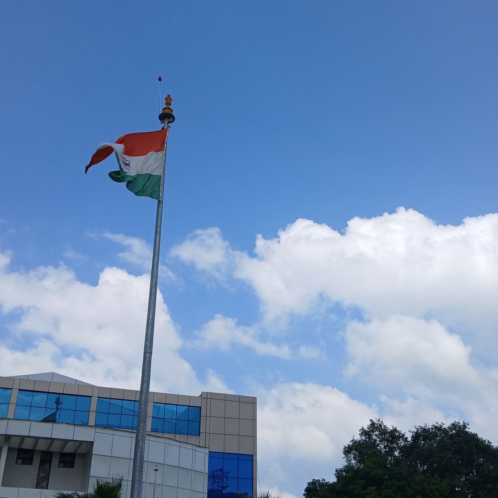 आजमगढ़ में टेम्प्रेचर 31°C:तेज धूप निकली, रुक-रुककर हवा बह रही, बारिश नहीं होगी