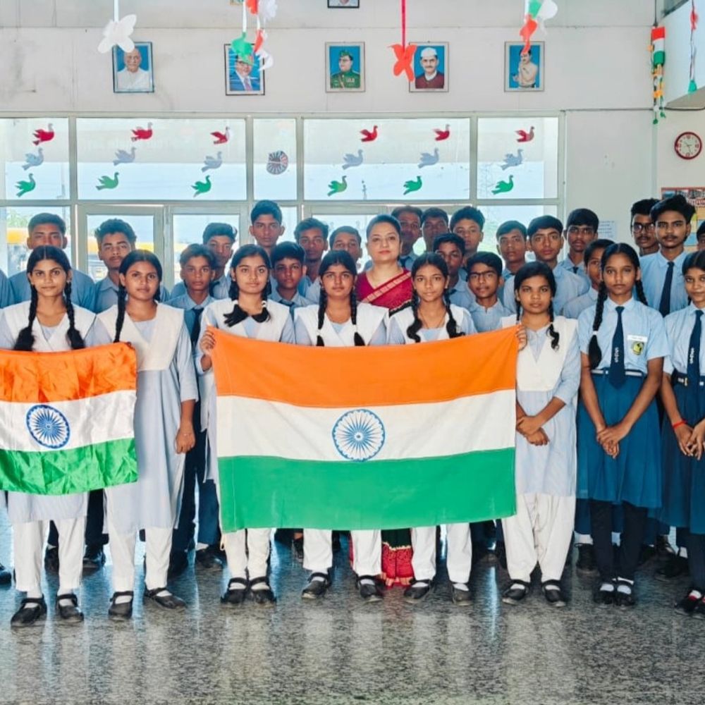 एशियाई खेलों में बेटियों के प्रदर्शन पर जश्न:स्कूल में लहराया तिरंगा, 'नारी शक्ति जिंदाबाद' का नारा गूंजा
