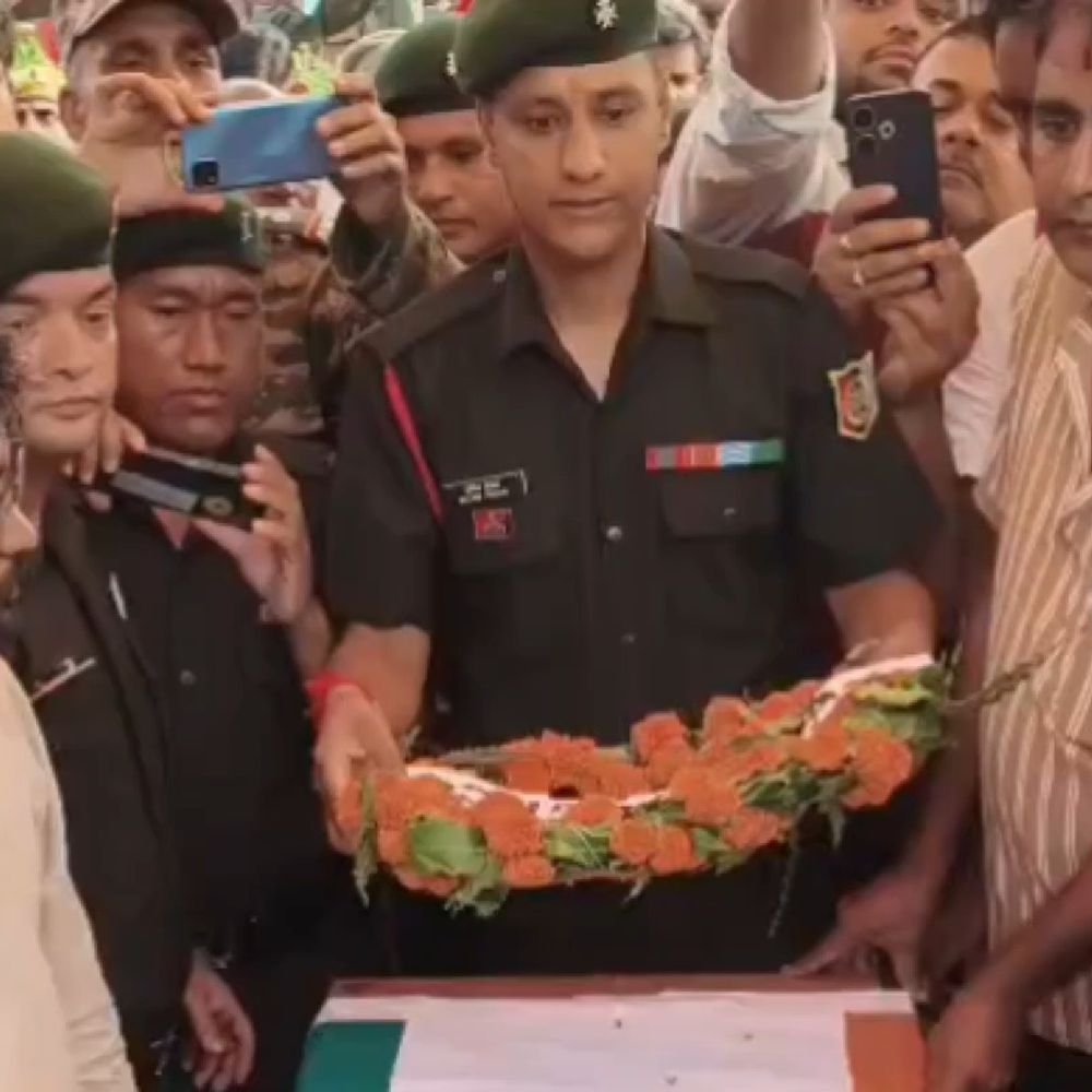 सूबेदार पति के पैर पकड़कर रोई पत्नी:देवरिया में सेना के जवान, बेटे, बड़े भाई व भतीजे की एक साथ जलेगी चिता