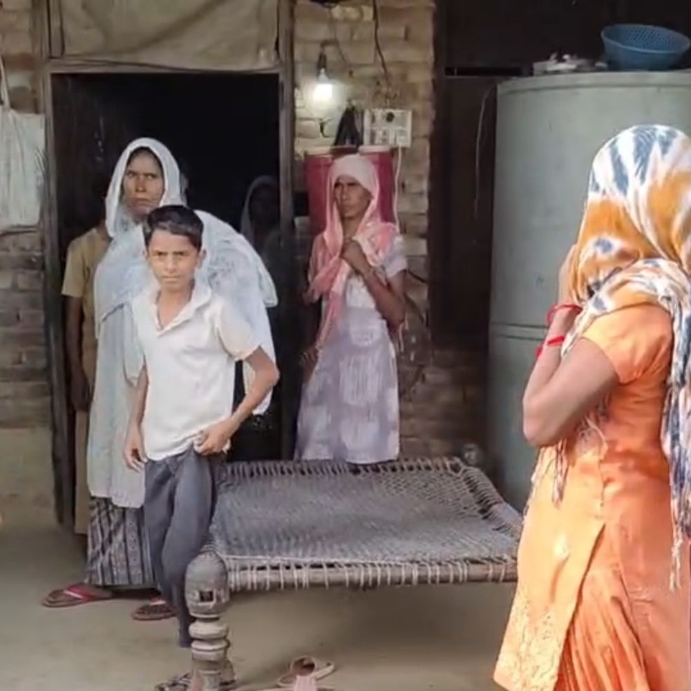 संभल में कूमल लगाकर घर से डेढ़ लाख की चोरी:मकान मालिक को लाठी-डंडों से पीटा, शोर मचाने पर भागे चार चोर; 12 हजार नकद भी ले गए