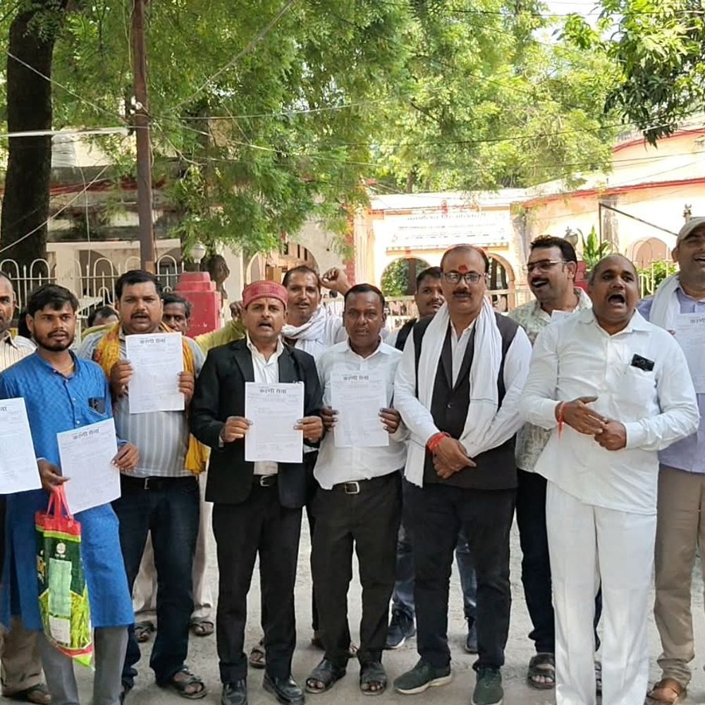 मिर्जापुर में अडानी पावर प्लांट के विस्तार का विरोध:करणी सेना ने DM को सौंपा ज्ञापन, सरकारी जमीन पर कब्जे का आरोप