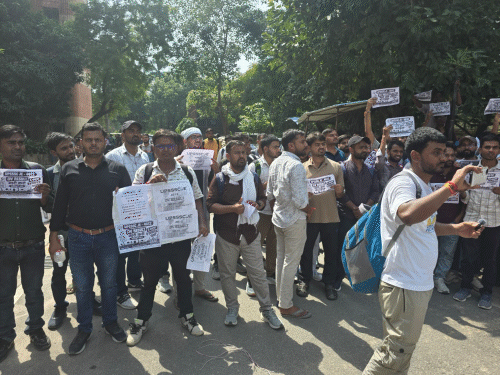 लखनऊ में UPSSSC JE अभ्यर्थियों का पिकप भवन पर धरना:बोले- मांग पूरी होने तक नहीं हटेंगे, करीब 3 साल से भर्ती प्रक्रिया आगे बढ़ने का इंतजार
