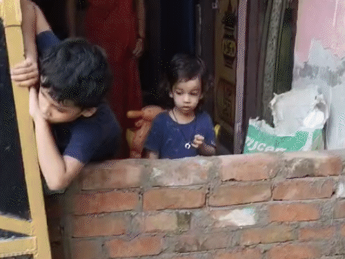 लखनऊ में बाढ़, 40 हजार घरों में 4-5 फीट पानी:कृष्ण लोक कॉलोनी से नंदपुरम तक जलभराव, मकान की दीवार गिरी, घर छोड़ रहे लोग