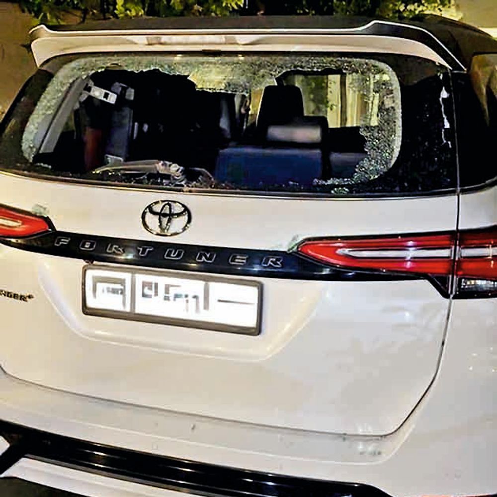 कारोबारी की गाड़ी पर ईंटों से हमला, सीसी फुटेज मिलने के 5 दिन बाद भी केस नहीं