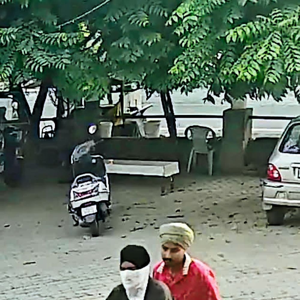 कस्टमर बनकर आए युवक, दुकानदार को बातों में लगाकर वायर के 2 बंडल ले भागे