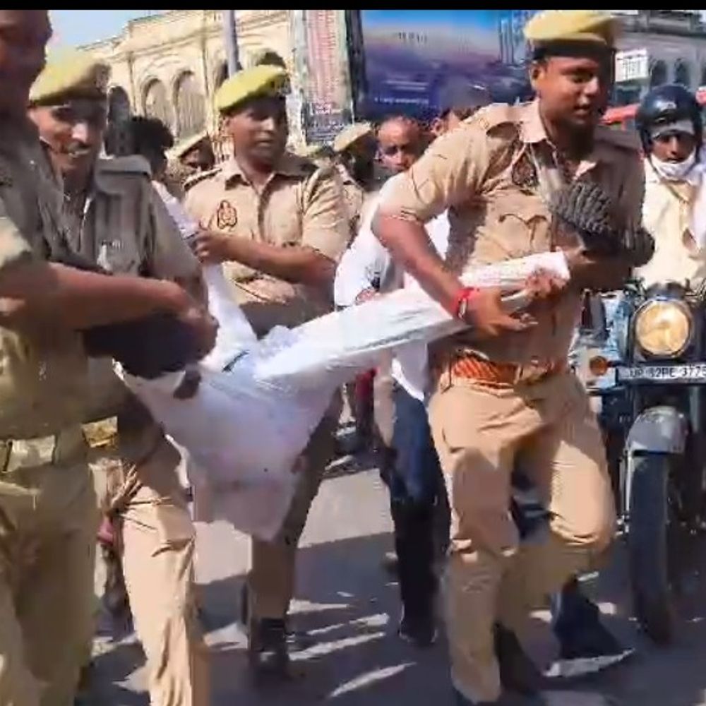 राहुल-प्रियंका की हिरासत पर NSUI का प्रदर्शन:हजरतगंज में CEC के खिलाफ नारेबाजी, पुलिस ने हिरासत में लेकर इको गार्डन भेजा