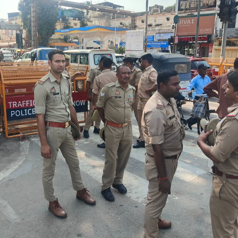 लखनऊ में सपाई सड़क पर उतरे:दिल्ली में अखिलेश यादव को हिरासत में लेने पर भड़के , CEC ज्ञानेश कुमार के इस्तीफे की मांग