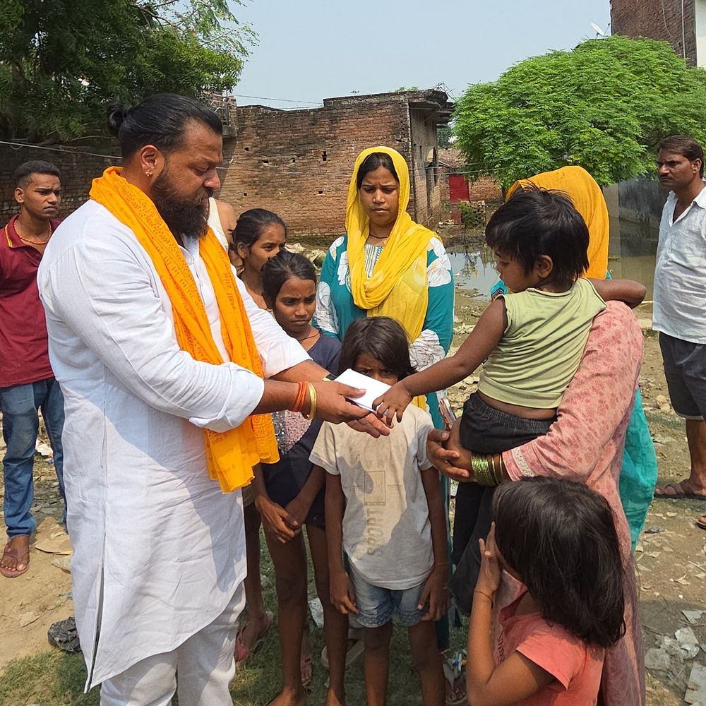 बाढ़ में मौत के बाद परिवार पर आर्थिक संकट:सीतापुर में हिन्दू सुरक्षा सेवा संघ ने बढ़ाया मदद का हाथ