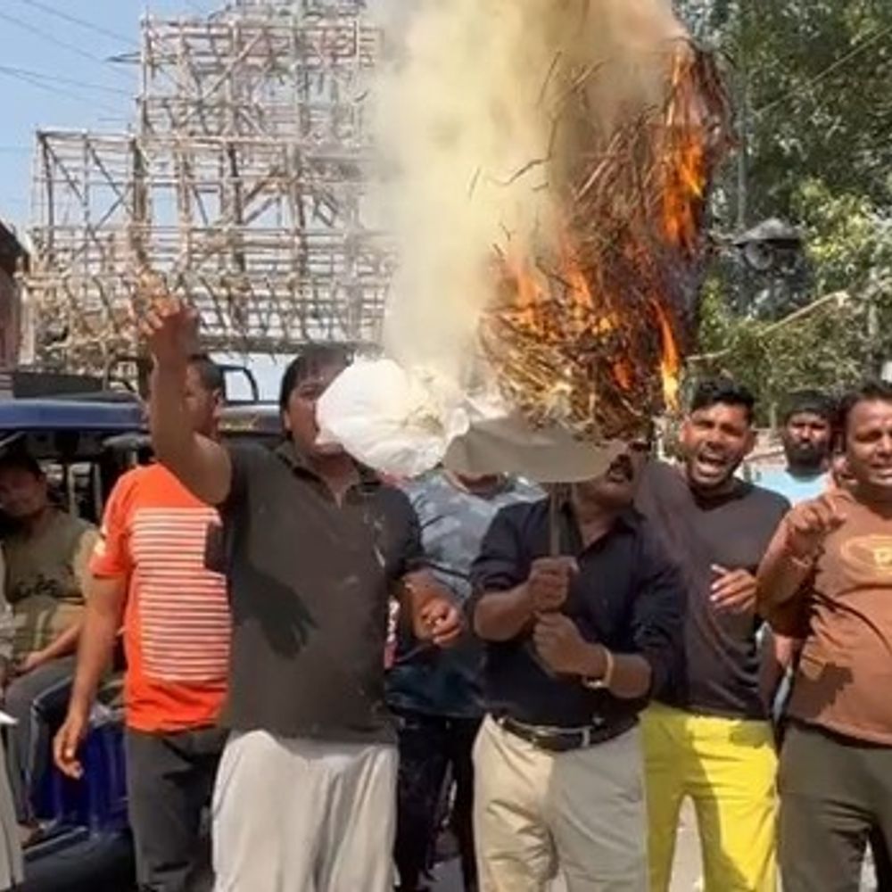 सफाई कर्मचारियों की मांग पर हड़ताल तीसरे दिन भी जारी:मथुरा में नगर आयुक्त का पुतला फूंका, काम पर वापस लेने की मांग