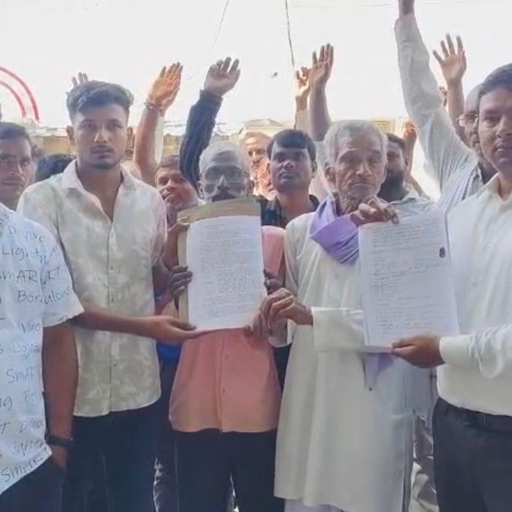 किसानों ने उपजाऊ जमीन अधिग्रहण का विरोध किया:रायबरेली में कलेक्ट्रेट पहुंचकर डीएम को सौंपा आपत्ति पत्र