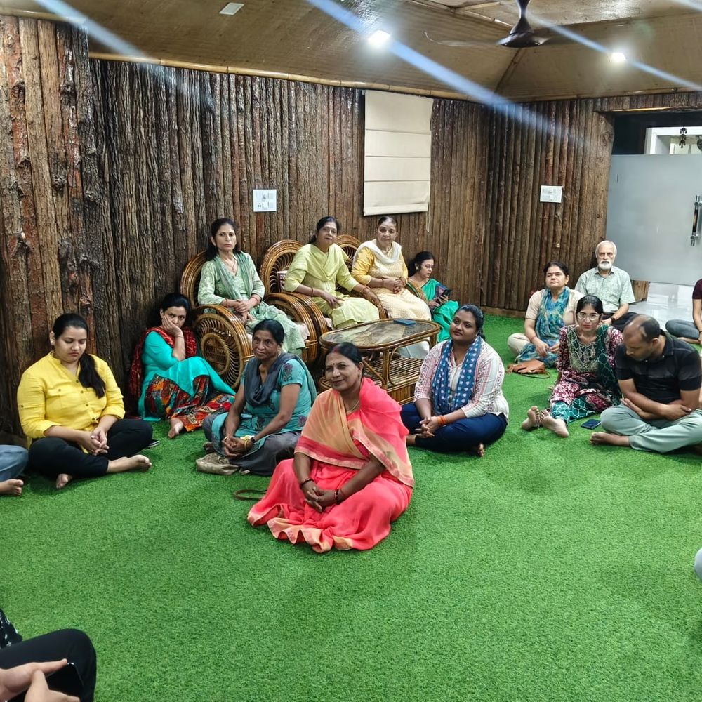 आर्ट ऑफ लिविंग का ध्यान सत्र:मनोज चौहान ने साझा किया अनुभव; बताया- कैसे सुदर्शन क्रिया से छूटी शराब की लत