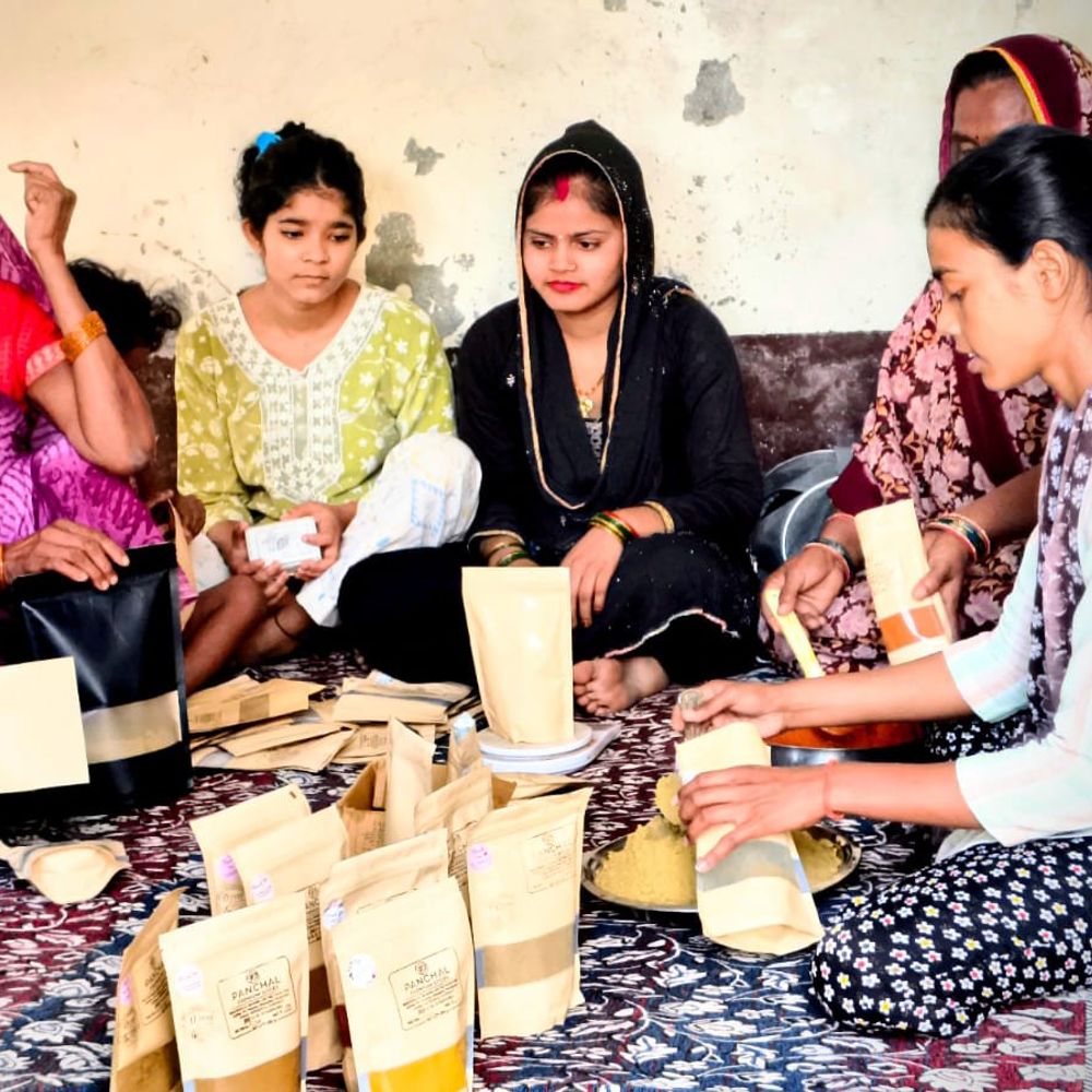 शमशाबाद की 10 महिलाएं बनीं आत्मनिर्भर:मां गायत्री समूह ने 'पांचाल प्रीमियम स्पाइसेस' ब्रांड बनाया, FSSAI से मंजूर, MDM में भी इस्तेमाल