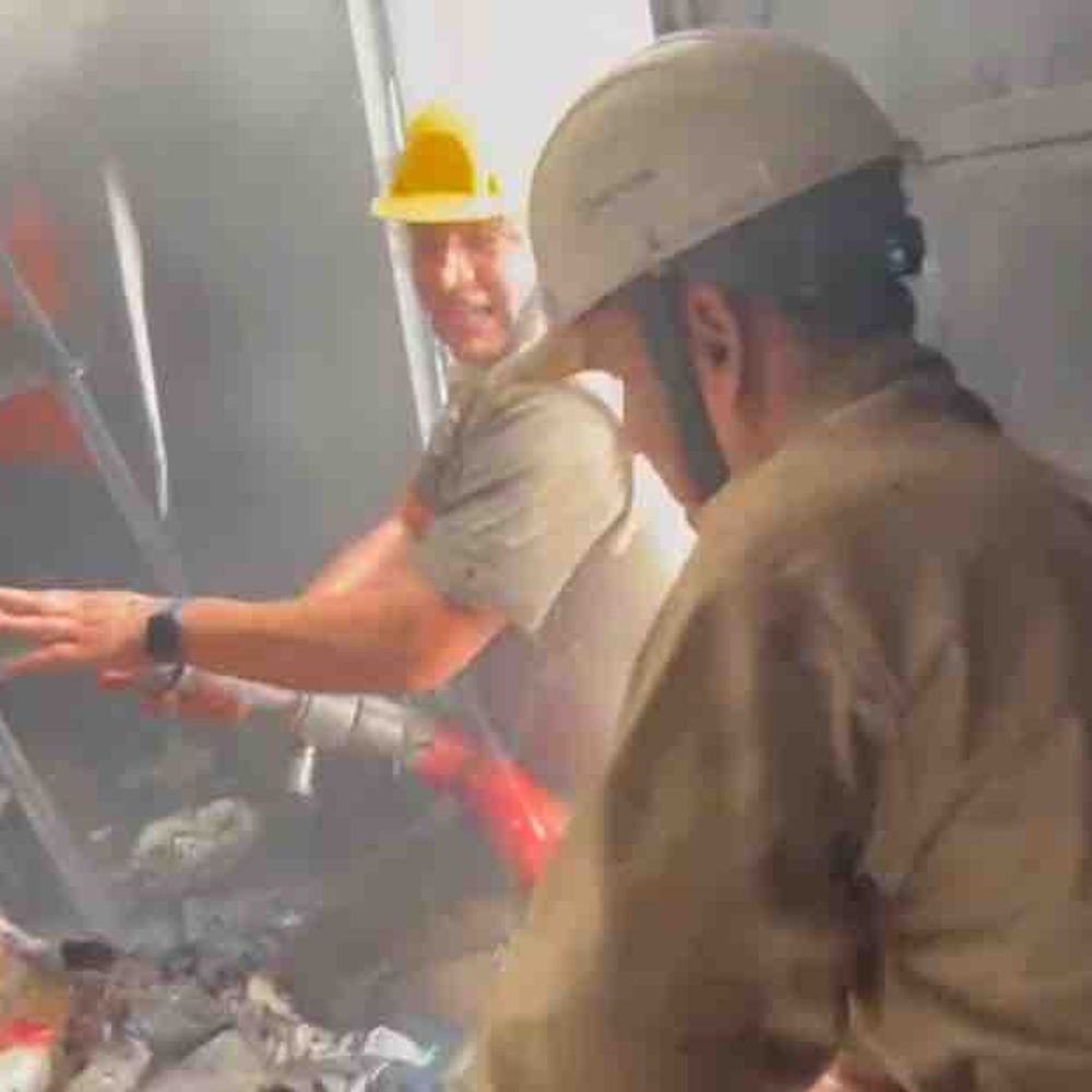 यूएस पोलो शोरूम की पहली मंजिल पर लगी आग:अंबेडकर रोड पर हुई घटना, दमकल की 4 गाड़ियों ने पाया काबू