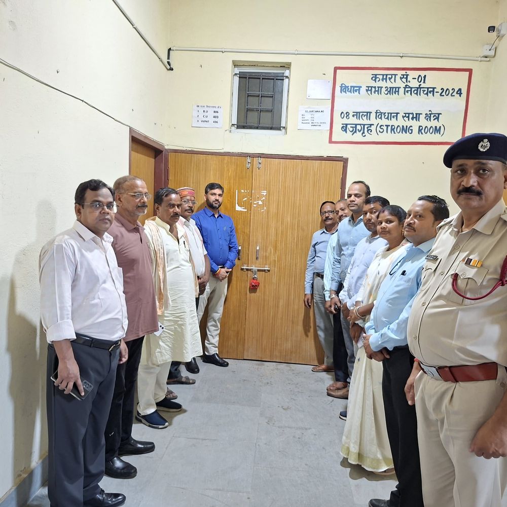 राजनीतिक दलों की मौजूदगी में ईवीएम वेयरहाउस का डीसी ने किया निरीक्षण