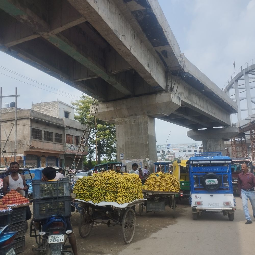 डीएम के आदेश के बावजूद सड़कों पर अतिक्रमण बरकरार,जिम्मेदार उदासीन