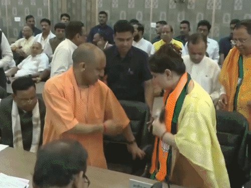 प्रियंका ने योगी के पैर छुए, 8 प्रत्याशियों का नामांकन:राज्यसभा चुनाव- आपाधापी में दरवाजे के शीशे टूटे, भाजपा कार्यकर्ता से भिड़ा सुरक्षाकर्मी