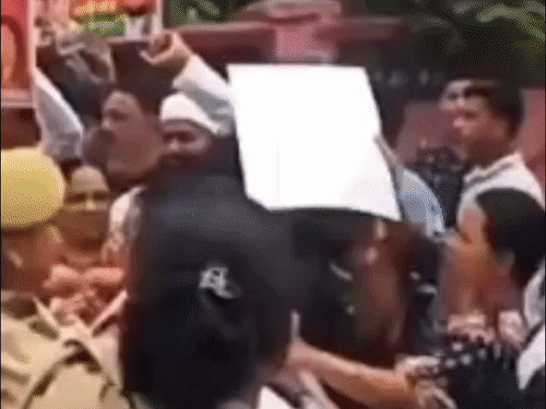 सपा महिला सभा का चुनाव आयुक्त के खिलाफ प्रदर्शन:बहराइच में नारेबाजी, महिला पुलिसकर्मियों से धक्का-मुक्की भी हुई
