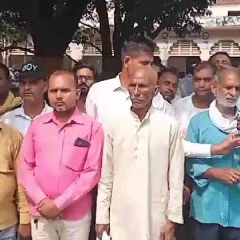 ऑपरेटरों ने मानदेय बढ़ाने की मांग की:12 साल से नहीं बढ़ा मानदेय, कलेक्ट्रेट में प्रदर्शन कर सौंपा ज्ञापन