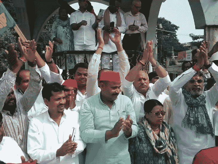 अखिलेश की गिरफ्तारी पर सपाइयों का प्रदर्शन:बोले- वोट चोर इस्तीफा दो; अंबेडकर चौक किया जाम