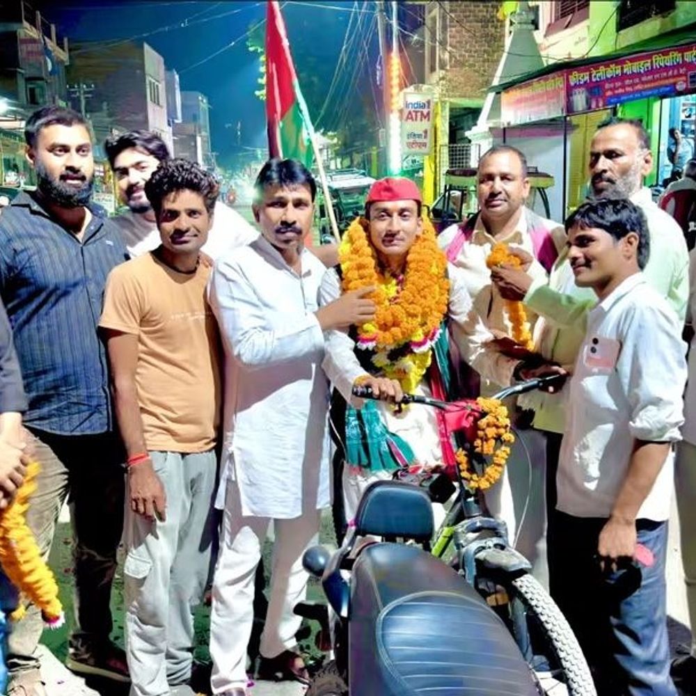 साइकिल यात्रा से लौटे अंशुल यादव:लखनऊ में पूर्व मुख्यमंत्री से मिलकर दिबियापुर लौटने पर लोगों ने किया स्वागत