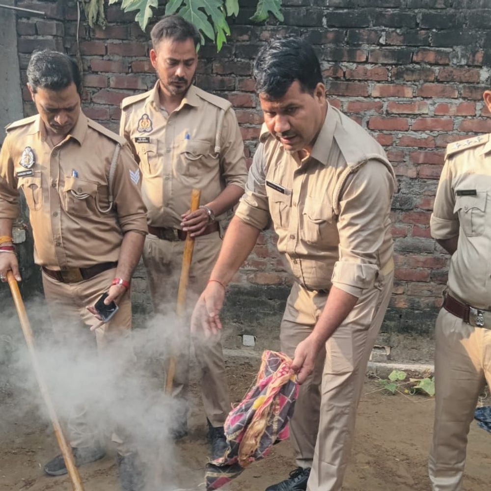 रायबरेली में आबकारी विभाग ने 700 लीटर अवैध शराब पकड़ी:25 दिन में 1500 कुंतल लहन नष्ट किया, 15 लोगों पर केस दर्ज