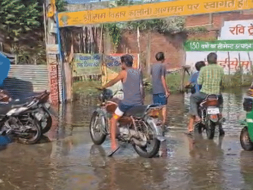 लखनऊ की बाढ़ में 6 दोस्त बहे, 1 की मौत:गर्भगृह में 20 साल बाद भरा पानी, लेटे हनुमान मंदिर में लगा ताला
