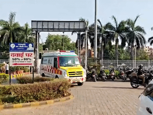 दिल्ली के सीमापुरी में पांच मंजिला बिल्डिंग गिरी:कई लोगों के मलबे में दबे होने की आशंका, रेस्क्यू टीमें बचाव कार्य में जुटीं