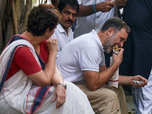 राहुल ने 48 में से 14 घंटे सड़क पर बिताए:जमीन पर बैठकर खाना खाया; तीन बार हिरासत में; पिछले 3 सालों में सबसे ज्यादा एक्टिव
