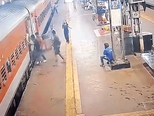 ट्रेन से लापता असम की लड़की का शव मिला:आंध्र प्रदेश के जंगल में मिली लाश, सहेली से कहा था- लड़के परेशान कर रहे हैं