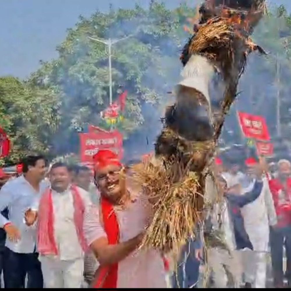मुख्य चुनाव आयुक्त के खिलाफ सपाई सड़कों पर, पुतला फूंका:अंबेडकर पार्क से कलेक्ट्रेट तक विरोध मार्च निकाला, जमकर हुई नारेबाजी