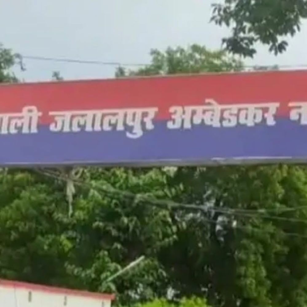 अंबेडकरनगर में गेहूं खरीद में अनियमितता का मामला:90 बोरी की सीमा वाले किसान के नाम पर मिली 135 बोरी, केंद्र प्रभारी पर FIR