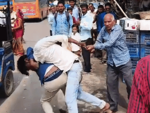 शाहजहांपुर में दो युवकों में मारपीट, VIDEO:फल का ठेला लगाने के लिए भिड़े, पुलिस ने हिदायत देकर छोड़ा
