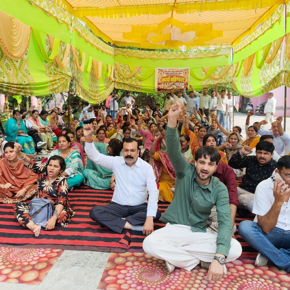 NHM संविदा कर्मचारियों का अनिश्चितकालीन धरना:20 साल से काम रहे कर्मचारियों के नियमितीकरण की मांग, 12 अक्टूबर से लखनऊ में हड़ताल